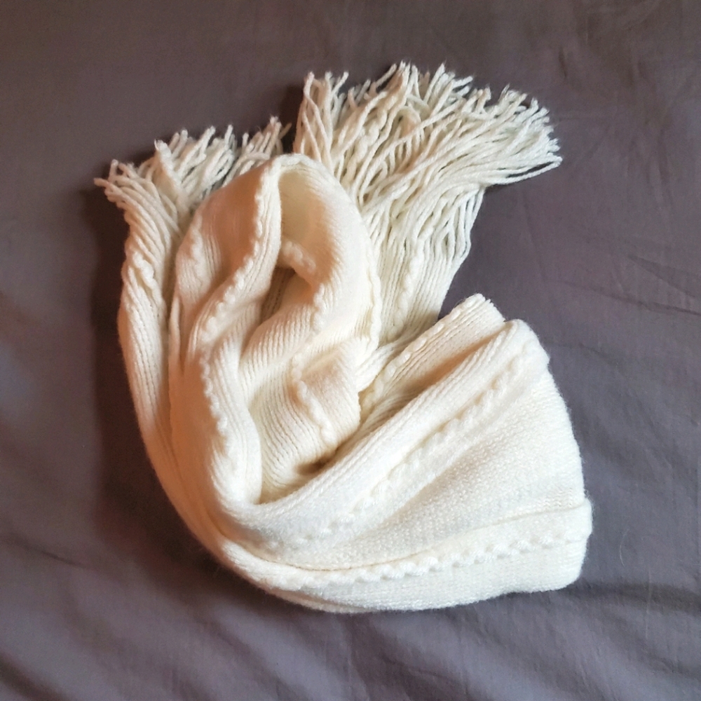 Acrylic knit scarf